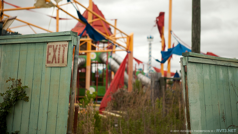 Illustration for article titled The Overgrown Squalor of New Orleans' Abandoned Amusement Park